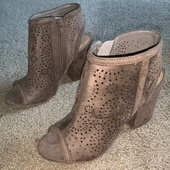 NWOT Women’s Brown Zip Up Heels - Size 6.5 - Picture 1 of 6